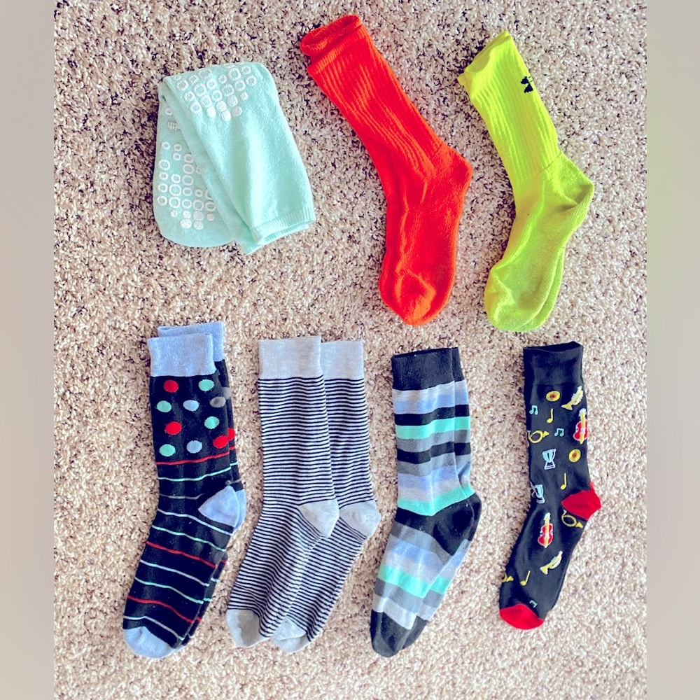 Socks lot of 7 Including 2 under armour MD men's Size 8-11